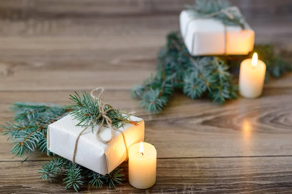 圣诞节背景。枞树、 礼品、 蜡烛，装饰。节日的散景。.金色亮片，雪花飘落，雪花 — 图库照片