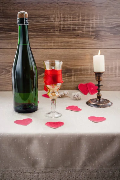 Día de San Valentín. vino, velas, corazón pequeño —  Fotos de Stock