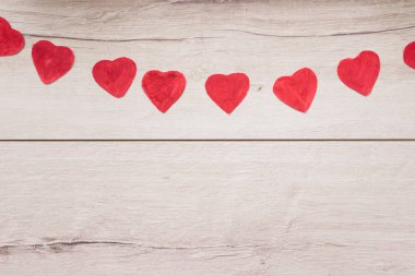 Ahşap arka planda kırmızı kalp