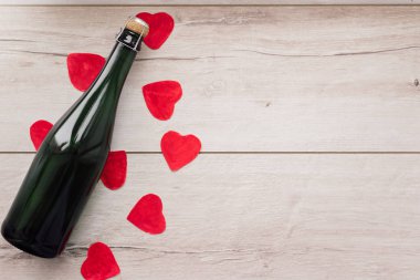 Hediye, kalp ve romantik tatil Sevgililer günü için kırmızı şarap şişe