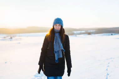 karla kaplı bir alanda Mavi şapkalı kız