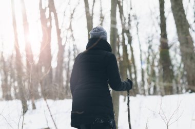 kız kış ormanda bir yürüyüş tüy yatakta