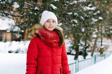 kız kış kırmızı ceketli