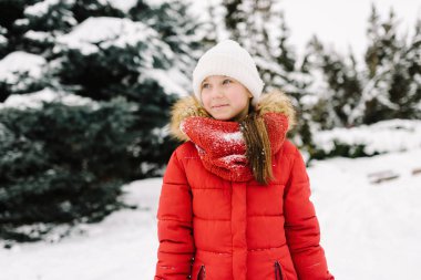 kız kış kırmızı ceketli