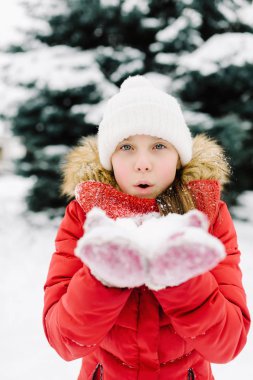kız kış kırmızı ceketli