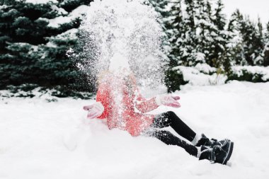 kız kış kırmızı ceketli