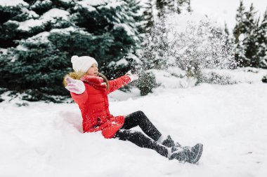 kız kış kırmızı ceketli