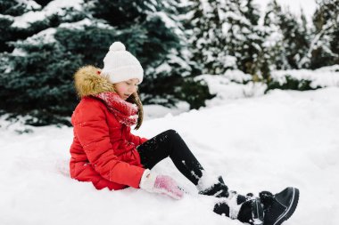 kız kış kırmızı ceketli