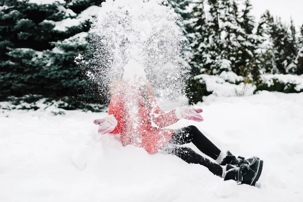 kız kış kırmızı ceketli