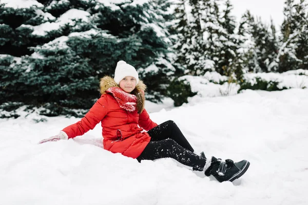 Kız kış kırmızı ceketli — Stok fotoğraf