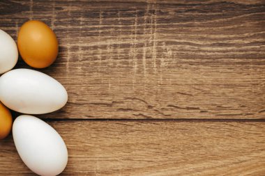 Ahşap arka planda tavuk yumurtası