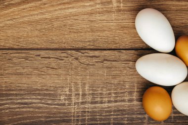 Ahşap arka planda tavuk yumurtası