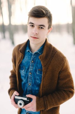 bir kamera ile şık çocuk