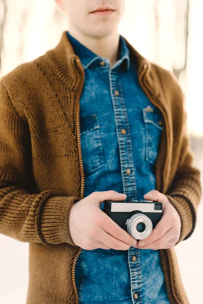 Стильный мальчик с камерой — стоковое фото