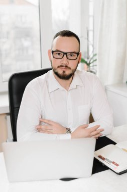işadamı masada Beyaz gömlekli,