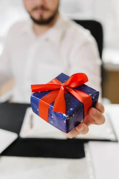 Ділова людина з подарунками бізнесмен пропонує тобі подарунок — стокове фото