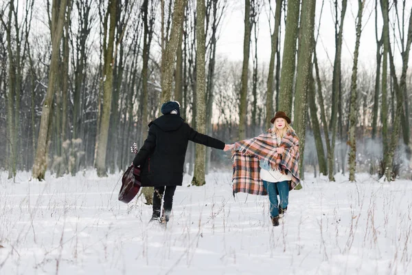 Jeune couple dansant dans la forêt d'hiver — Photo