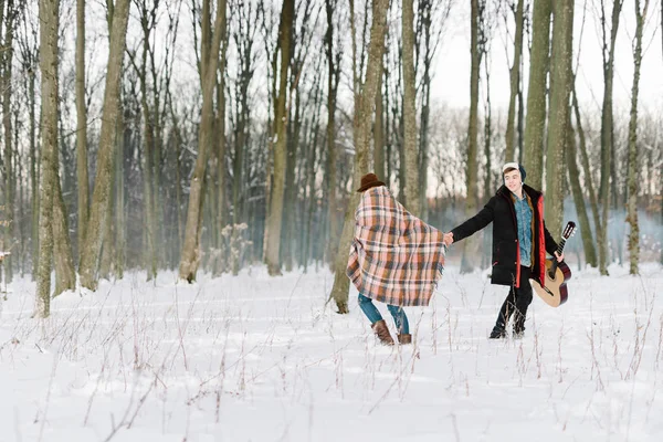 Jeune couple dansant dans la forêt d'hiver — Photo