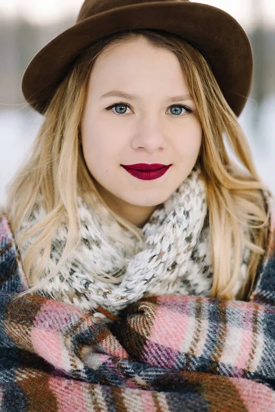 Bir battaniyeye sarılmış şapkalı kız — Stok fotoğraf