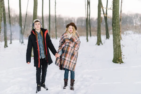 Genç çift Kış ormanda dans