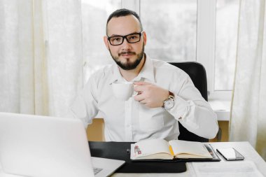 İşyerinde kahve içme işadamı