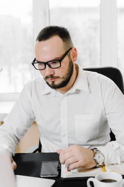 beyaz gömlek ve gözlük işadamı çalışan bilgisayarda yapar.