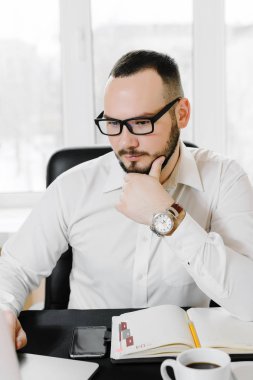 beyaz gömlek ve gözlük işadamı çalışan bilgisayarda yapar.