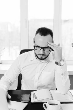 beyaz gömlek ve gözlük işadamı çalışan bilgisayarda yapar.