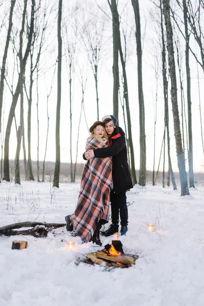 Jeune couple dansant dans la forêt d'hiver — Photo