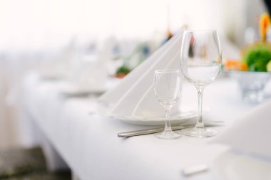 Kristal bardak şarap şenlikli bir tablo için