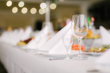 Kristal bardak şarap şenlikli bir tablo için