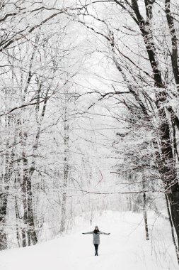 Kışın ormandaki kız