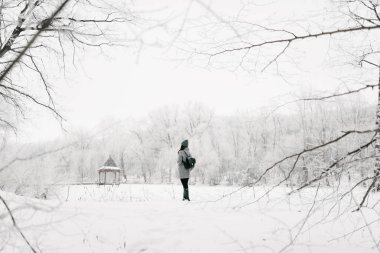 Kışın ormandaki kız