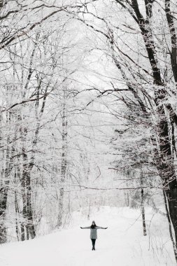 Kışın ormandaki kız