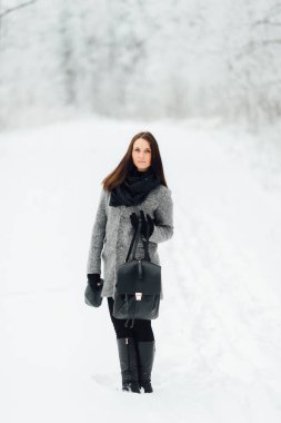 Gri paltolu sarı gözlü esmer