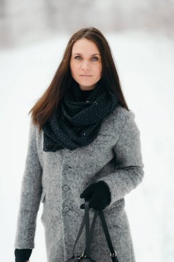 Gri paltolu sarı gözlü esmer