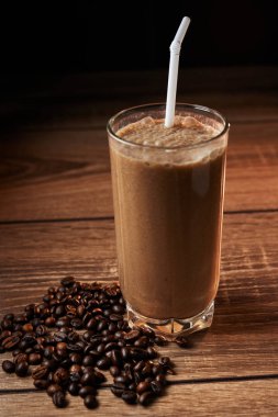 Ahşap arka plan üzerinde bir bardak kahve ve muz smoothie