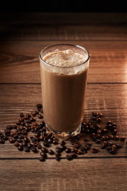 Ahşap arka plan üzerinde bir bardak kahve ve muz smoothie