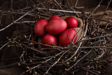 Paskalya yumurtaları kırmızı renk