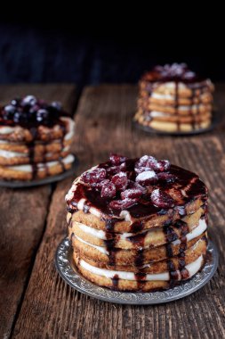 Çikolata kaplı çilek ile bir plaka üzerinde yuvarlak pasta