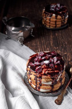 Çikolatalı kek, masa örtüsü, ardıç kuşu