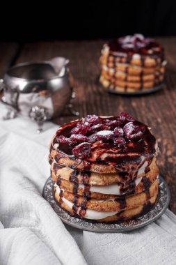 Çikolatalı kek, masa örtüsü, ardıç kuşu