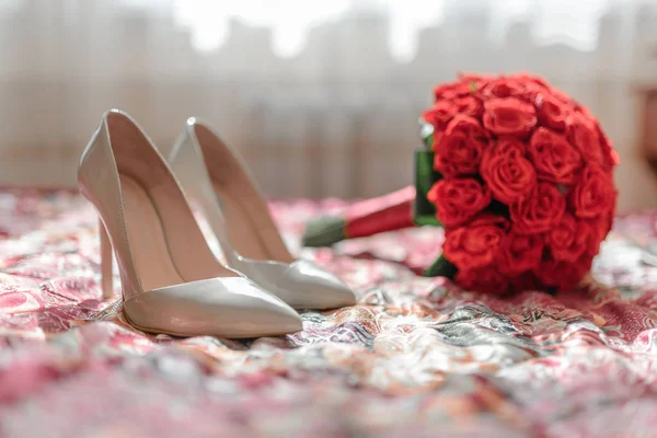 Scarpe da sposa, bouquet — Foto Stock