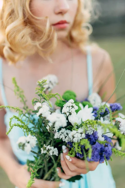 Portret van een krullend meisje met bloemen — Stockfoto