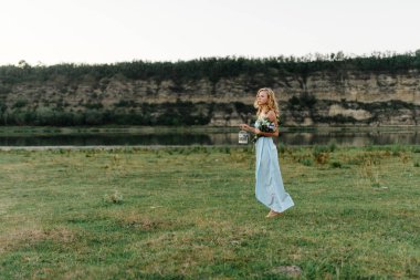 Mavi elbiseli, photosession bahar niteliğine hafif kıvırcık kız
