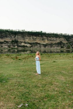 Mavi elbiseli, photosession bahar niteliğine hafif kıvırcık kız