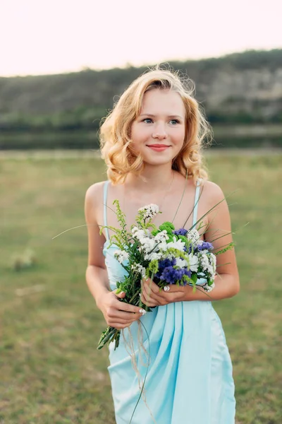 Portret van een krullend meisje met bloemen — Stockfoto