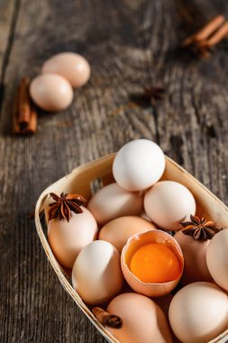 Yumurta, tarçın, buğday