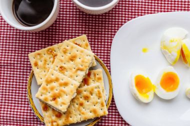 İki bardak kahve, kraker, yumurta, Kahvaltı