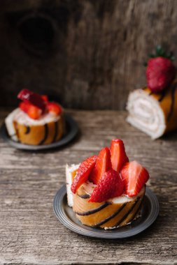 Çilek ve Çikolata Bisküvi rulo